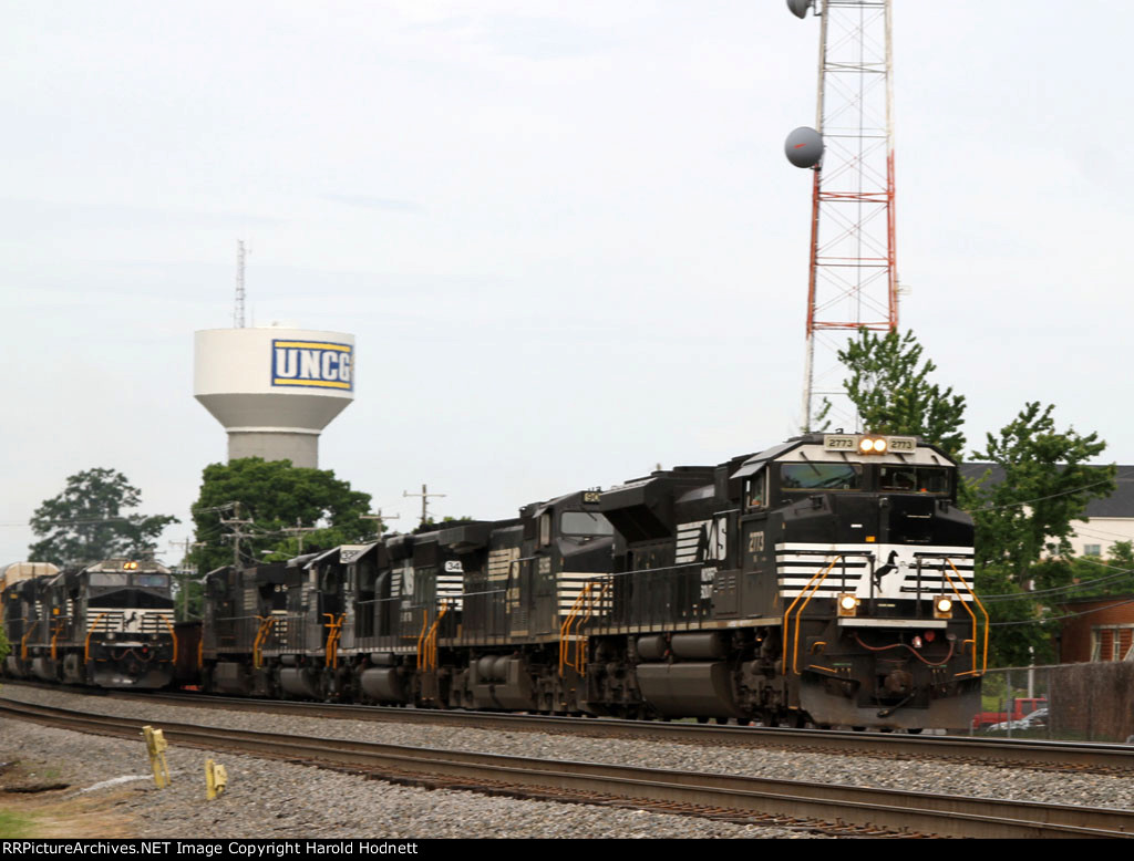 NS 2773 leads train 128 northbound